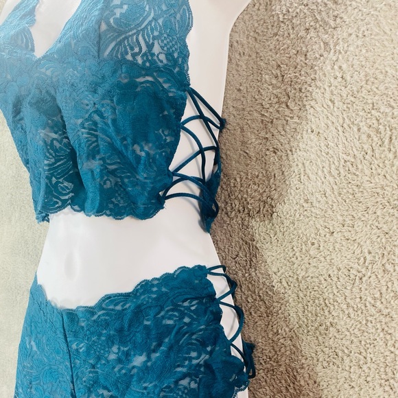 FREDRICK’S OF HOLLYWOOD Medium Scalloped Lace Set - Picture 2 of 12